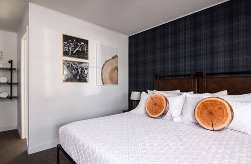 Balsam Lake Bed & Breakfast | Lumber Jill Lodge - King Studio
