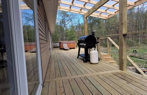 Spencer House | Lumberjack Luxury Lair | 2BR 3 Bd Steam Shower Hot Tub