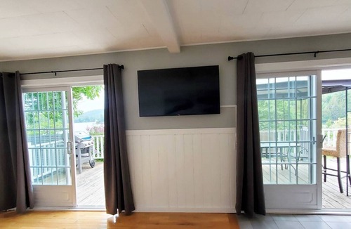 Val-des-Monts Cottage | Luminaire on Lac McGregor