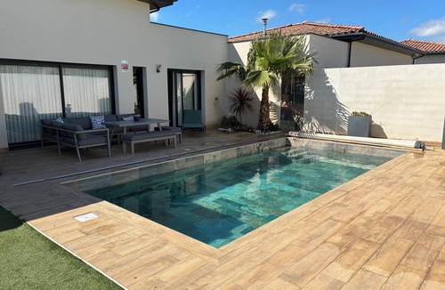 Narbonne Villa | LUMINIA - SOUTHERN VILLA ☀️ COMPTEMPORARY POOL & COMFORT PLUS 3 BEDS.