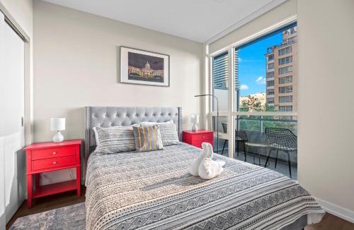 Yonge-Eglinton Apartment | luminous 2-Bedroom Apartment with Balcony