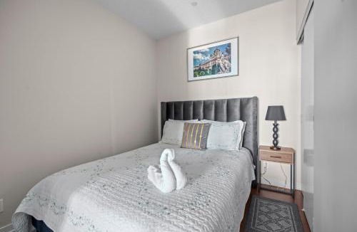 Yonge-Eglinton Apartment | luminous 2-Bedroom Apartment with Balcony