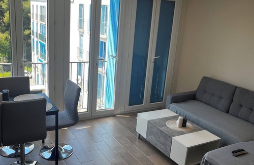Vitrolles Apartment | Luminous apartment with view of the lake - Refurbished, close to the airport (sleeps 6)