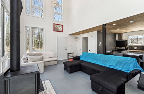 Grenville-sur-la-Rouge Ski Chalet | Luminous Chalet