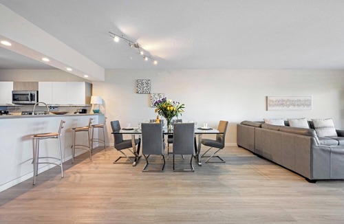Sunny Isles Beach Condo | Luminous corner condo overlooking the bay | WIFI + Netflix + Parking