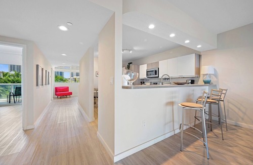 Sunny Isles Beach Condo | Luminous corner condo overlooking the bay | WIFI + Netflix + Parking
