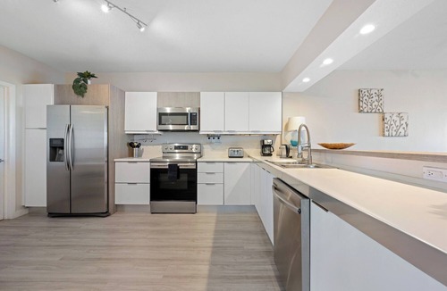 Sunny Isles Beach Condo | Luminous corner condo overlooking the bay | WIFI + Netflix + Parking