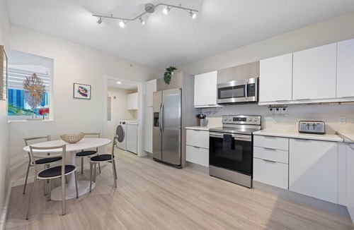 Sunny Isles Beach Condo | Luminous corner condo overlooking the bay | WIFI + Netflix + Parking