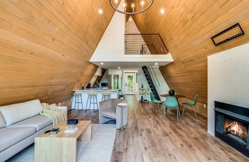New Iberia House | Luminous Elegant A-Frame with Jacuzzi and Lofted Areas in Louisiana