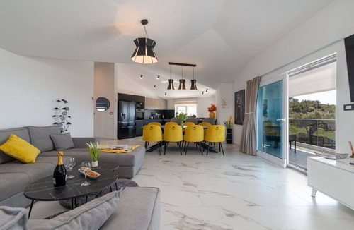 Dvornica Villa | Luminous Infinity Villa with Pool and Gym - Six Bedroom Villa with Pool