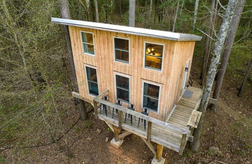 Boles House | Luminous Peaceful Treehouse with Incredible Forest Views and Fire Pit in Arkansas
