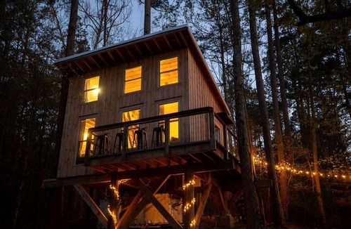 Boles House | Luminous Peaceful Treehouse with Incredible Forest Views and Fire Pit in Arkansas