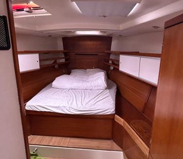 Sete Boat Rental | LUNA BAY, voilier 3 cabines 2 sdb en ville