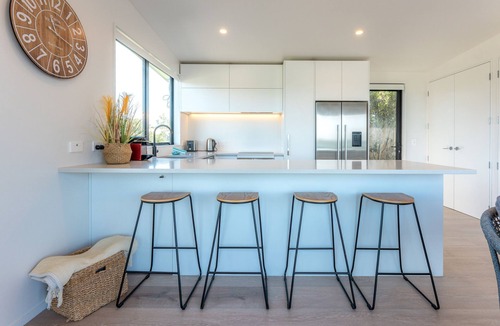 Surfdale Apartment | Luna Cottage - Ocean Views on Waiheke