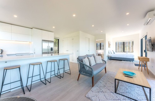 Surfdale Apartment | Luna Cottage - Ocean Views on Waiheke