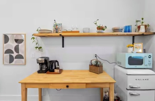 Montopolis House | Luna House | Close to Airport | Kitchenette