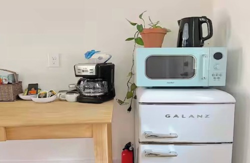 Montopolis House | Luna House | Close to Airport | Kitchenette