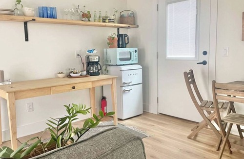 Montopolis House | Luna House | Close to Airport | Kitchenette
