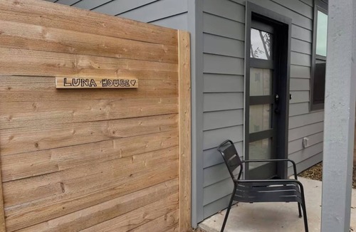 Montopolis House | Luna House | Close to Airport | Kitchenette