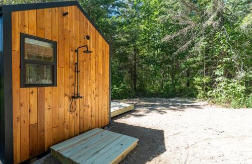 Sullivan House | Luna Nook-Cabin with tub Queen Bed & pullout sofa
