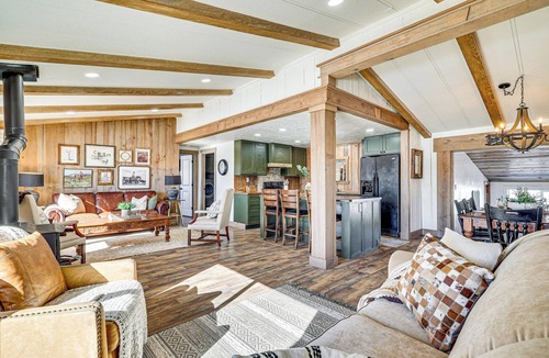 Blue House | 'Luna Ranchhouse' Nestled Among the Pines!"
