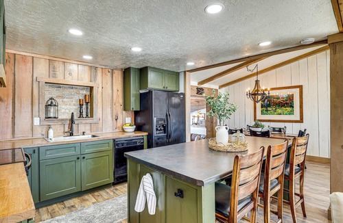 Blue House | 'Luna Ranchhouse' Nestled Among the Pines!"