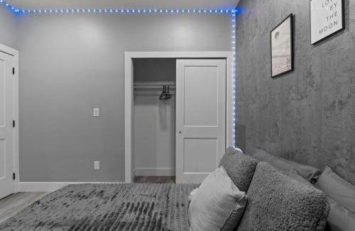 East Parkside Apartment | Lunar Escape 1 Bd Near Zoo, Rocky Steps & Downtown