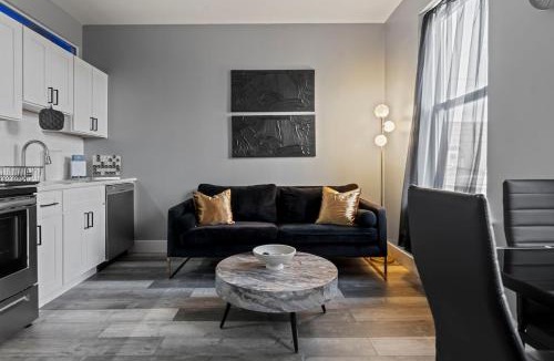 East Parkside Apartment | Lunar Escape 1 Bd Near Zoo, Rocky Steps & Downtown