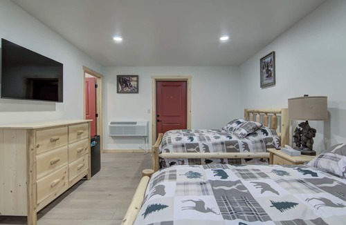 Drummond Cabin | Lundy's Black Bear - Blair Oaks