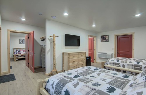 Drummond Cabin | Lundy's Black Bear - Blair Oaks