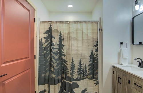 Drummond Cabin | Lundy's Black Bear - Rosewood