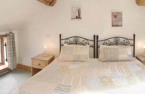 Albrighton House | Lupin Cottage at Boningale Manor