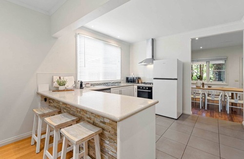 Rosebud Apartment | Lush 3-Bed House near the Beach