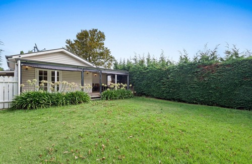 Rosebud Apartment | Lush 3-Bed House near the Beach