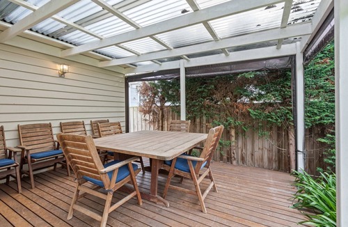 Rosebud Apartment | Lush 3-Bed House near the Beach