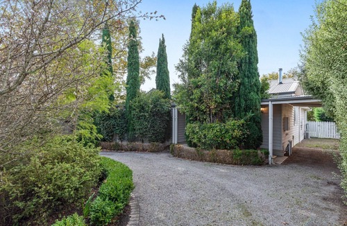 Rosebud Apartment | Lush 3-Bed House near the Beach