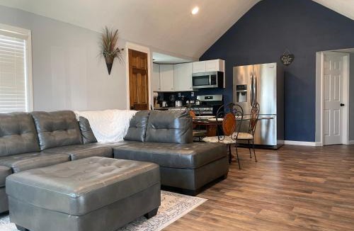 Springfield House | Lush Wonders - Sleeps 7, Wi-Fi, Pet-friendly, Free Parking, BBQ