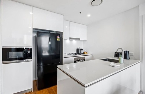 Newstead Apartment | Lux 17th Floor apt. w/King Beds, Gym & Parking