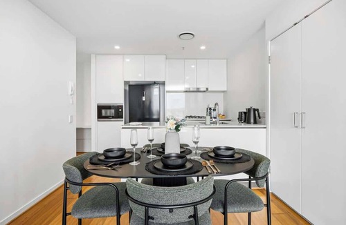 Newstead Apartment | Lux 17th Floor apt. w/King Beds, Gym & Parking