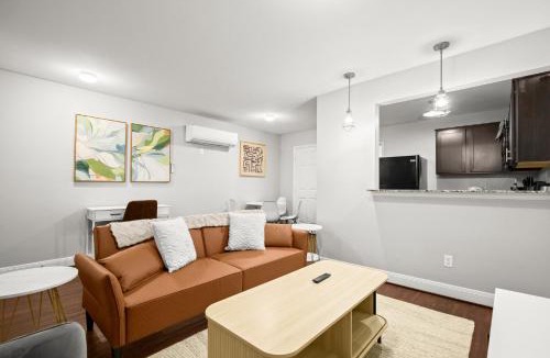 Hyde Park Apartment | Lux 1BR Apt in North Loop Near UT Free Parking