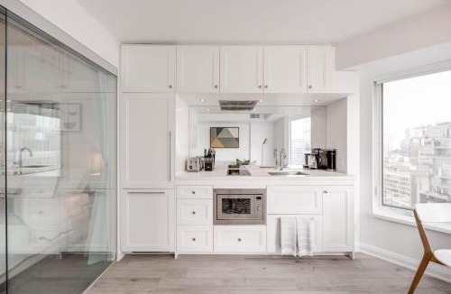 Bloor-Yorkville House | Lux 1BR Yorkville Condo Fast WiFi and Work Desk
