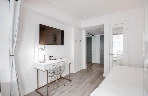 Bloor-Yorkville House | Lux 1BR Yorkville Condo Fast WiFi and Work Desk