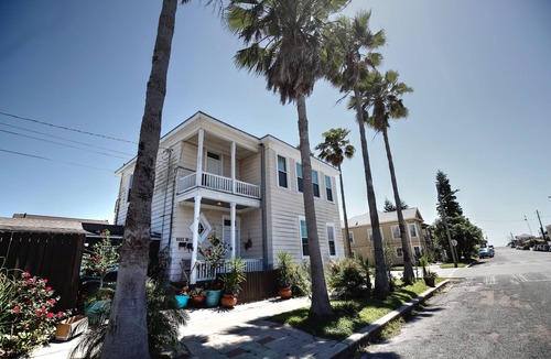 San Jacinto Apartment | Lux 2/1 -Steps 2 BEACH! Huge Living Room ☆ Self Check in ☆ Bikes ☆Grill