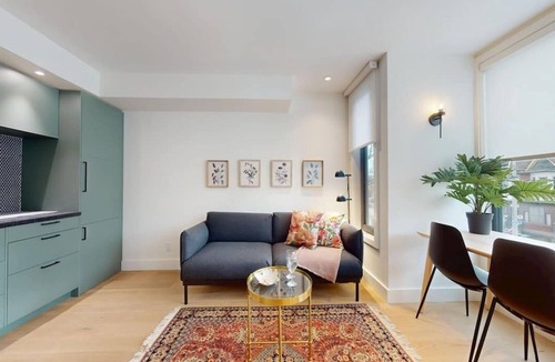 Leslieville House | LUX 2025 Townhome - 10 Min to Downtown - FREE Parking - 2 Kitchens