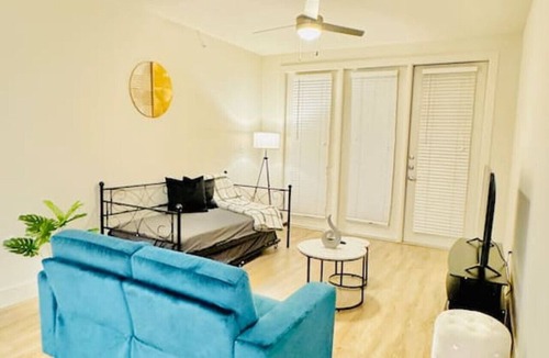 Wetmore Apartment | Lux 2BR 2Mi to Six Flags, La Cantera w/Pool & Gym