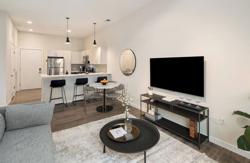 The Hill Apartment | Lux 2BR Apt Downtown at Yale