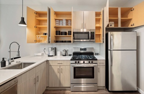 The Hill Apartment | Lux 2BR Apt Downtown at Yale