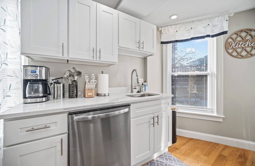 North End Apartment | Lux 2nd floor 3brm/1bath