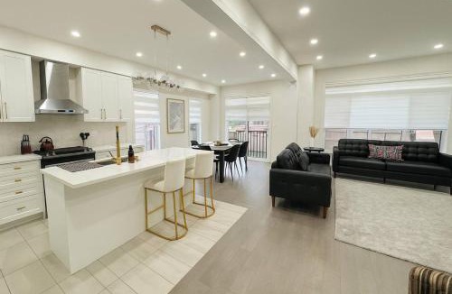 Mount Pleasant House | Lux 3 Bedroom Home near Public Transit