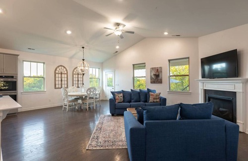 Thompson's Station House | Lux: 4BR/4BA game room, gym, near Nashville!